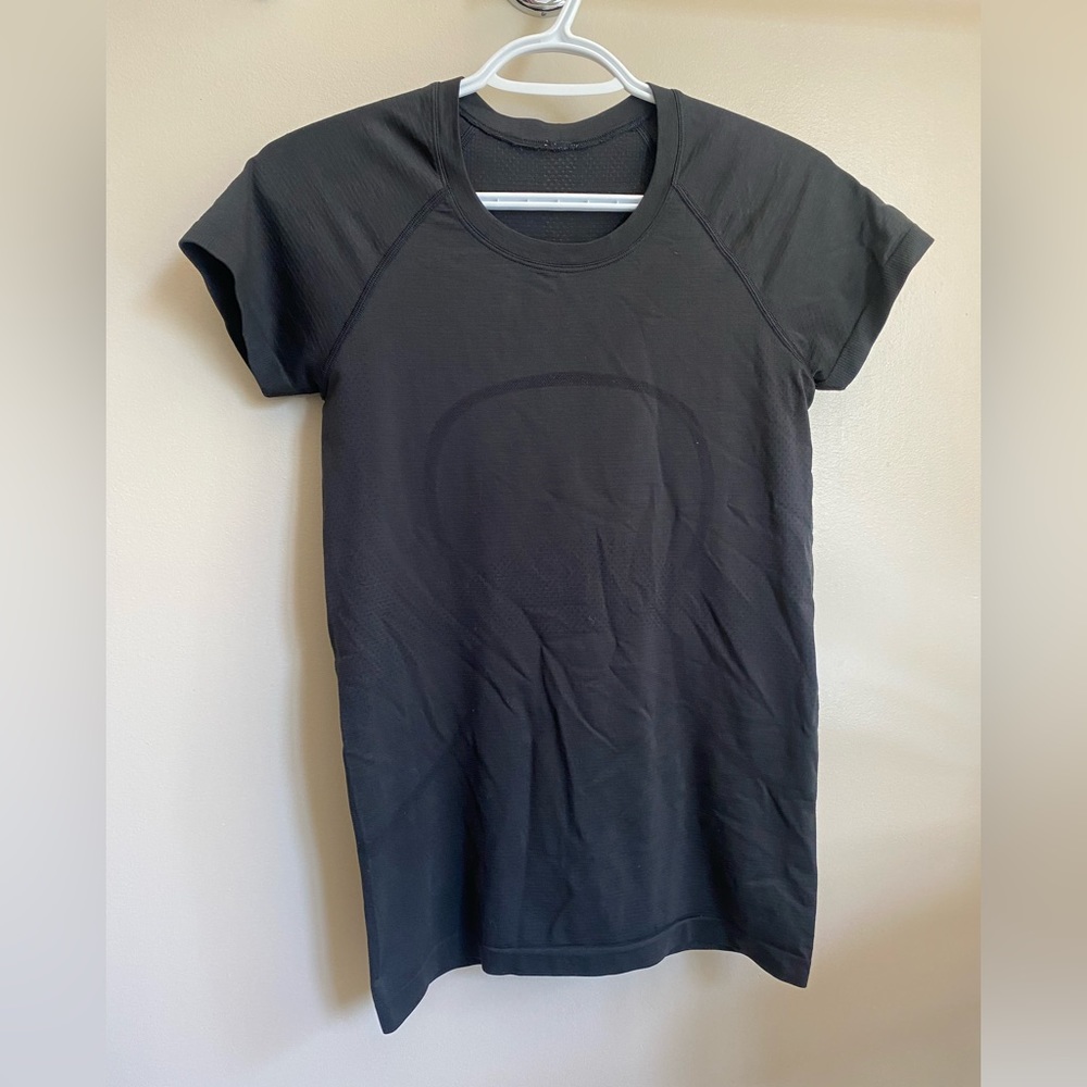 Like New LULULEMON black Swiftly tech tee size 4